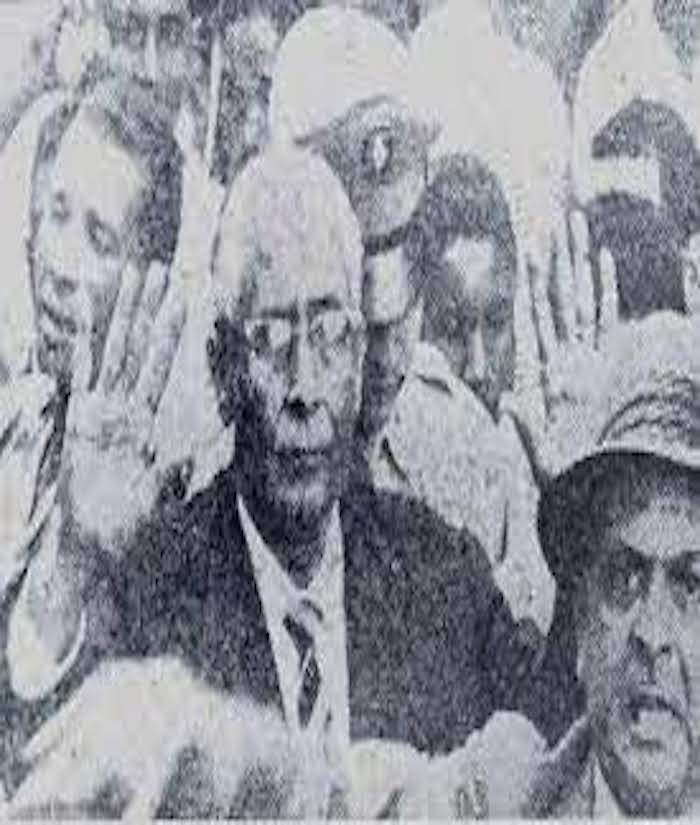 Bonnelly entre la multitud en el Parque Independencia, enero de 1962