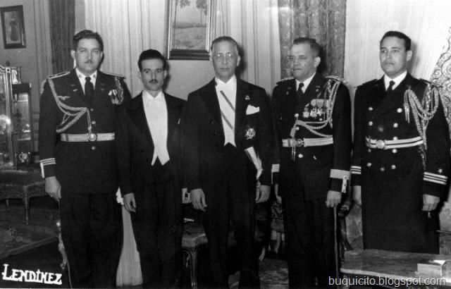 Rafael F. Bonnelly con la banda presidencial — fotografía oficial, 1962